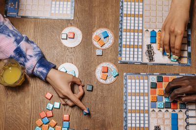 雙手正在進行桌遊對局